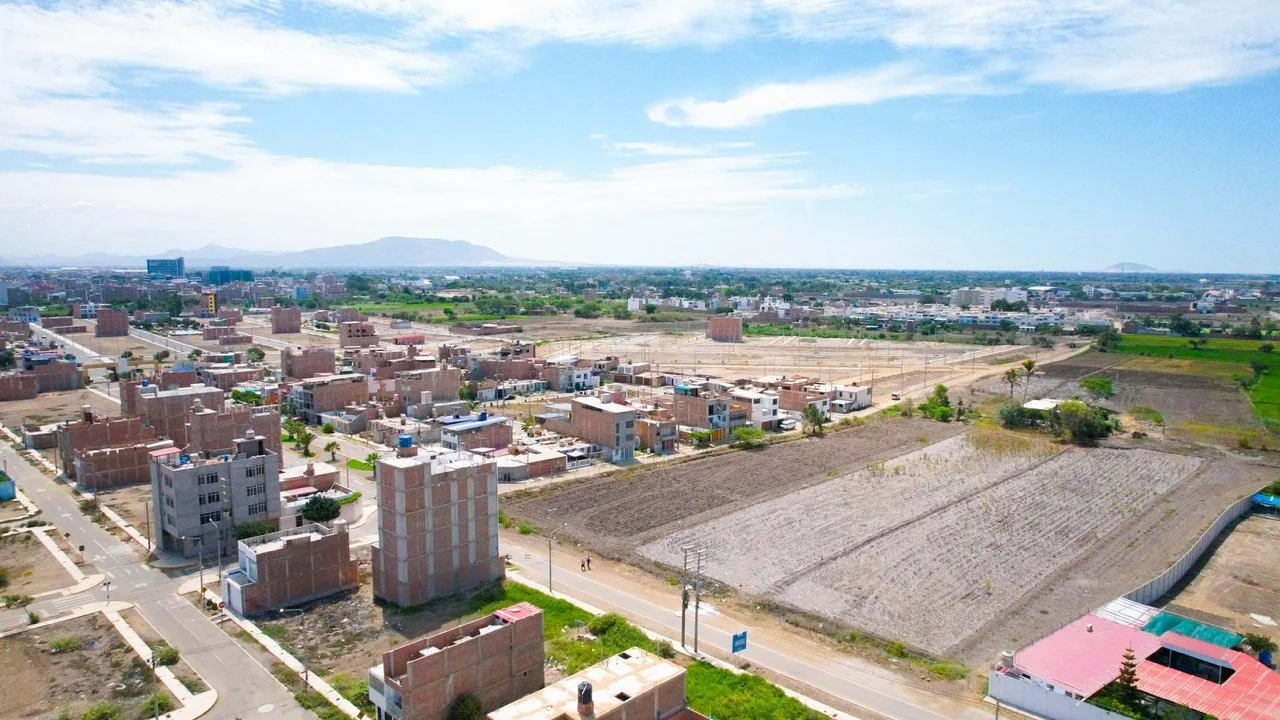 Panorámica aérea del entorno de Villa El Palmo en Chiclayo