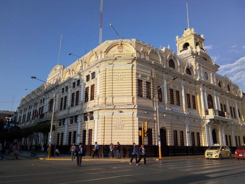 Municipalidad de Chiclayo, esquina.jpg